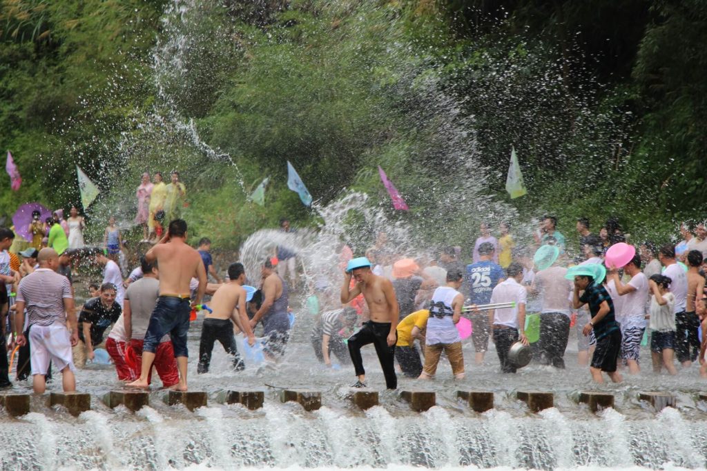 image tradiciones de Año Nuevo water fight 989540 1920 1