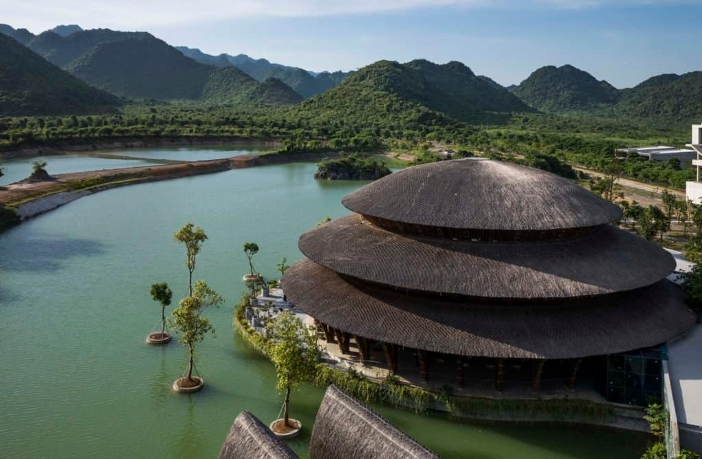 image estatuas escondidas 00 Vedana Restaurant 01 View from Condotel