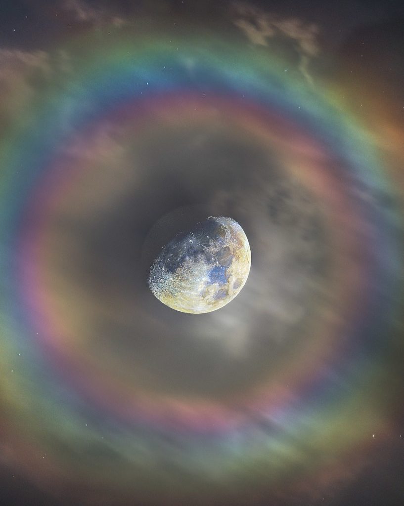 Impresionante foto muestra la luna con un arcoíris 'envolviéndola' Alberto Ghizzi Panizza