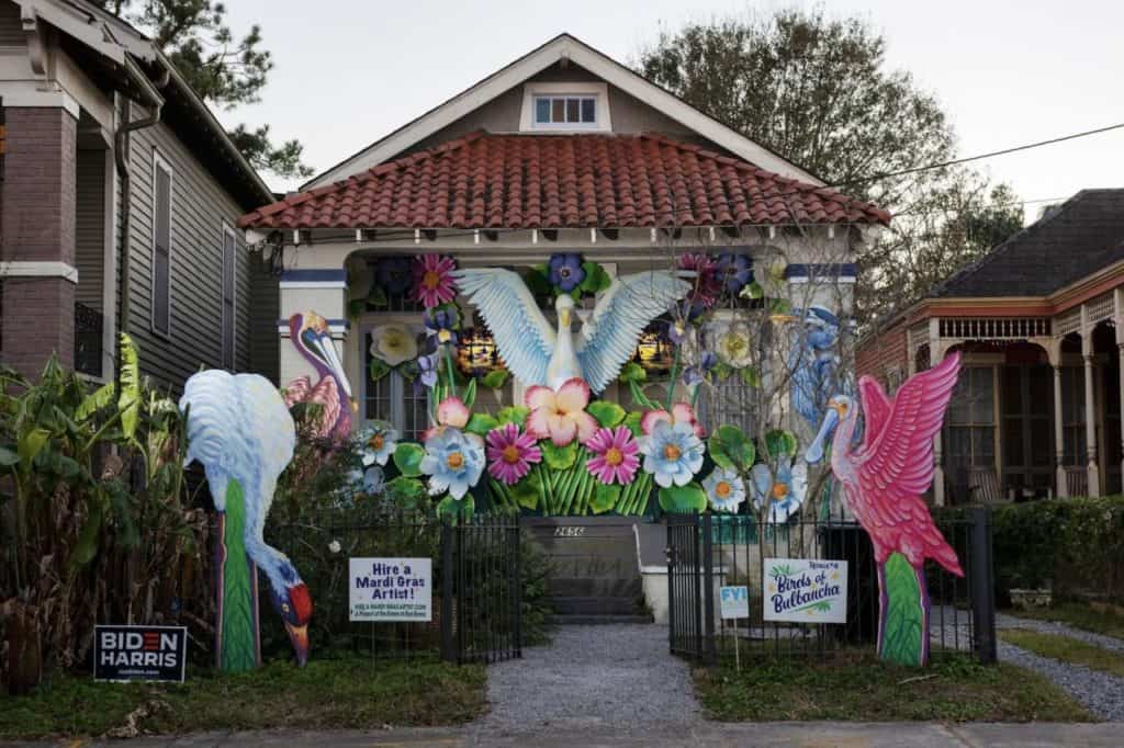 A falta de desfile y carnaval para la celebración del Mardi Gras, los residentes de Nueva Orleans están convirtiendo sus hogares en 'carrozas flotantes'