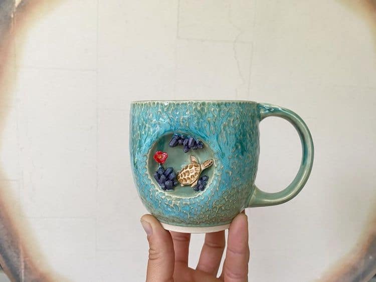 Esta artista crea tazas de cerámica colocando tiernas esculturas de animales miniatura dentro de escondites pequeños 