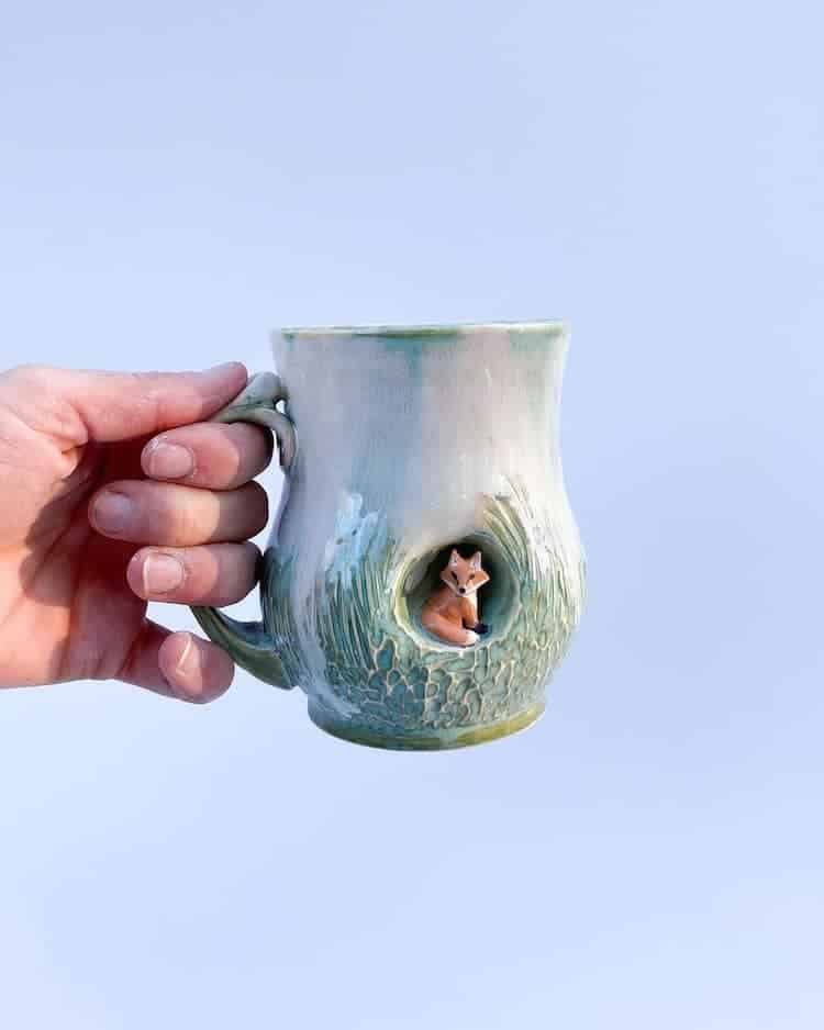 image esculturas de animales Esta artista crea tazas de ceramica colocando tiernas esculturas de animales miniatura dentro de escondites pequenos 5