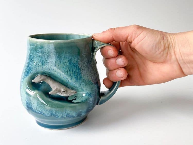 image esculturas de animales Esta artista crea tazas de ceramica colocando tiernas esculturas de animales miniatura dentro de escondites pequenos 7