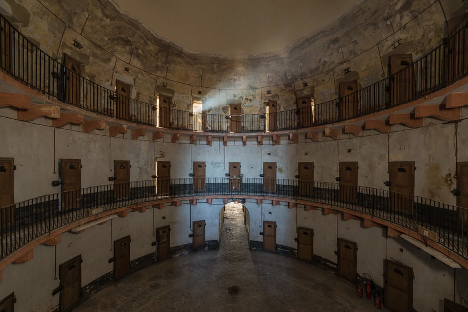 Francia: Así es como luce hoy la prisión abandonada de Autun, una de las primeras en adoptar el modelo panóptico