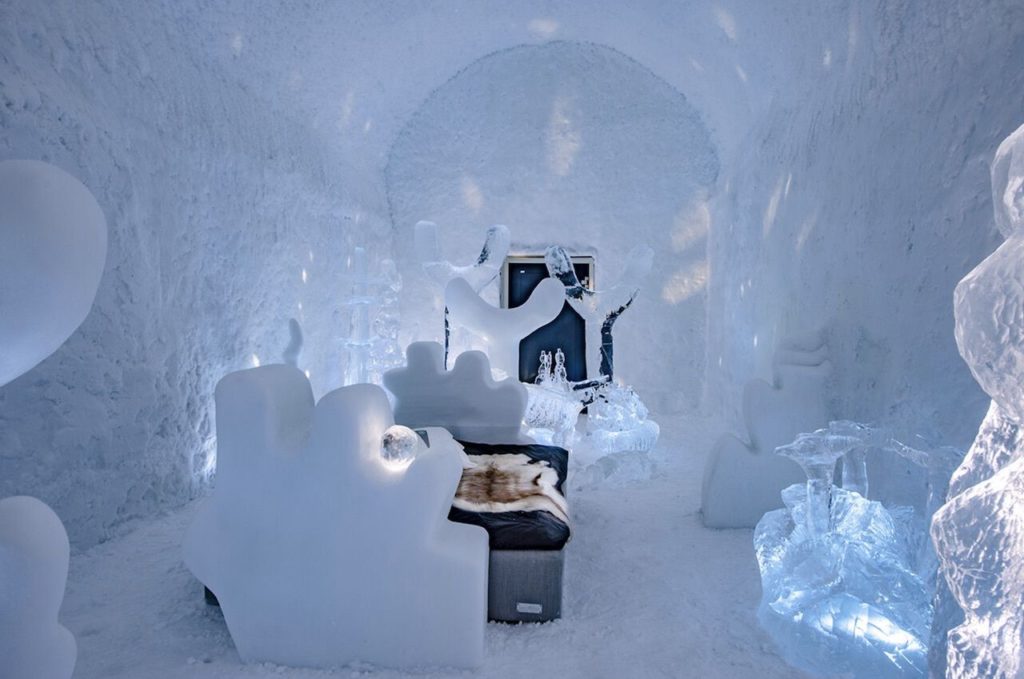 Así luce por dentro el Icehotel de Suecia, una experiencia temporal y única de alojamiento en forma de un "iglú gigante"