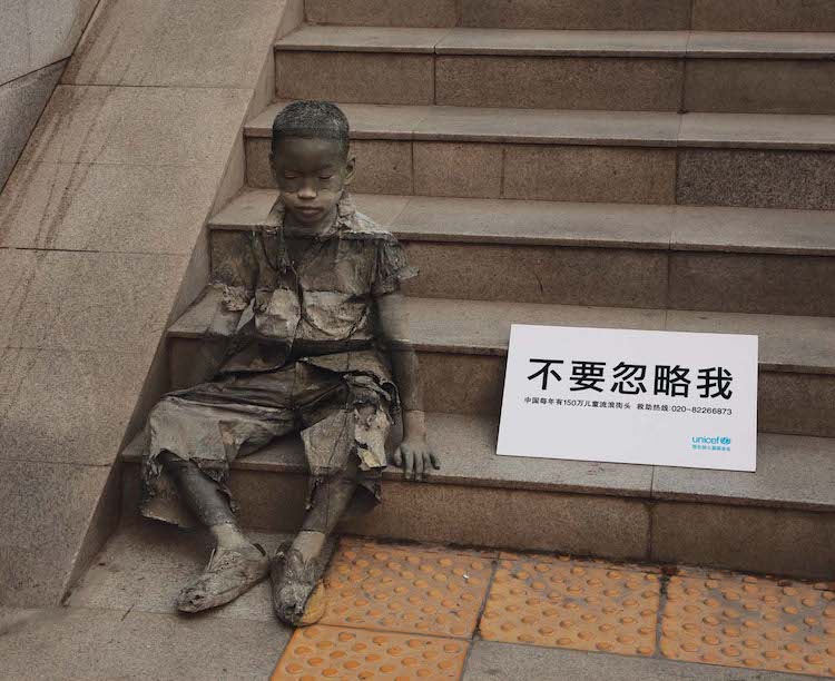 Una campaña de UNICEF en China muestra la invisibilidad de la pobreza a partir de pinturas mimetizadas con el paisaje urbano