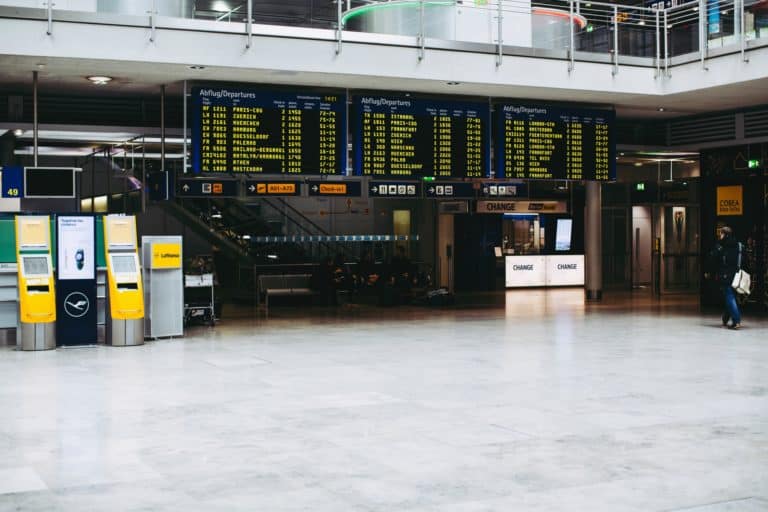 Todas las personas que viajen a Singapur se tendrán que hacer un test de COVID-19