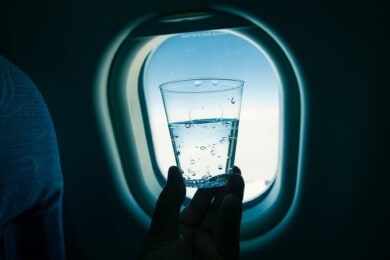 nunca debes tomar agua en los aviones