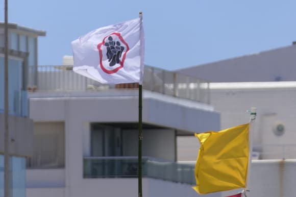 Uruguay utilizó por primera vez la nueva bandera de "aglomeración" en una de sus playas de Punta del Este