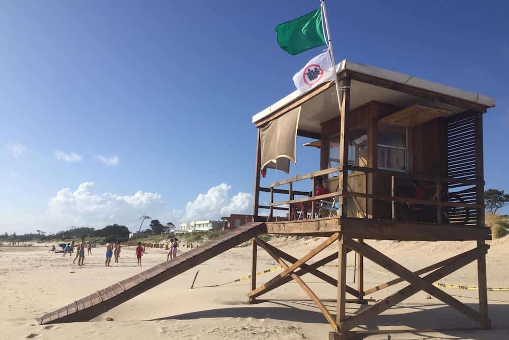 Uruguay utilizó por primera vez la nueva bandera de "aglomeración" en una de sus playas de Punta del Este