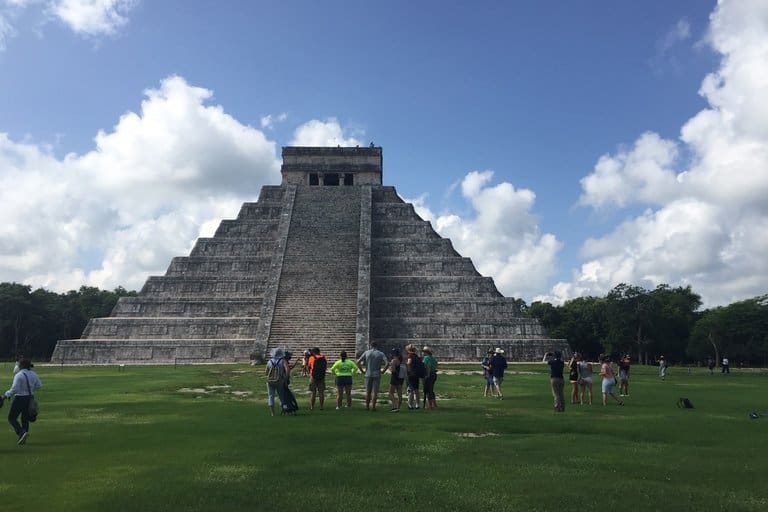 Una mujer violó la seguridad y subió a la pirámide de Kukulkán, en México, con las cenizas de su marido para cumplir una promesa