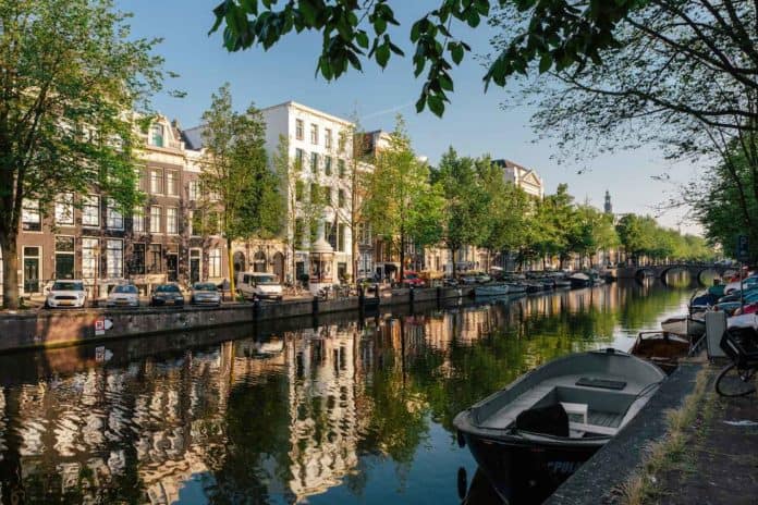 El alcalde de Ámsterdam quiere prohibir a los turistas la entrada a las cafeterías de cannabis a partir de 2022