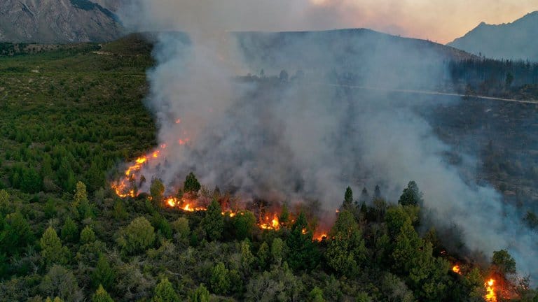 Preocupa atroz incendio en El Bolsón: comenzó el domingo, ya arrasó 6.500 hectáreas y aún no pueden controlarlo