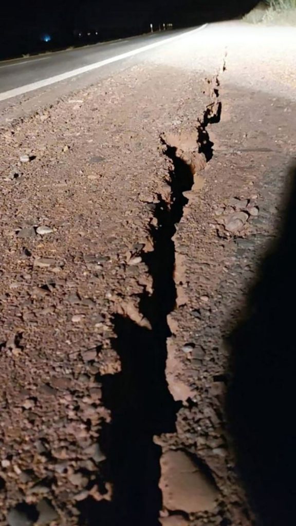 image terremoto de 6.4 grados grieta ruta