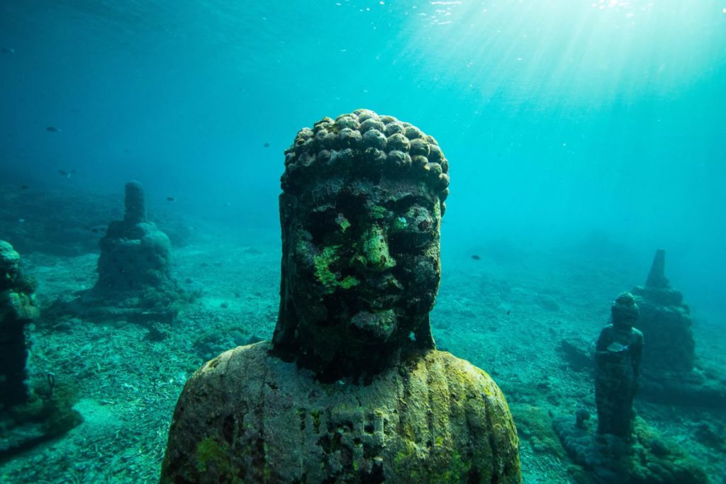 image estatuas escondidas jeremy bishop x5hHTvoaNHU unsplash 1 1