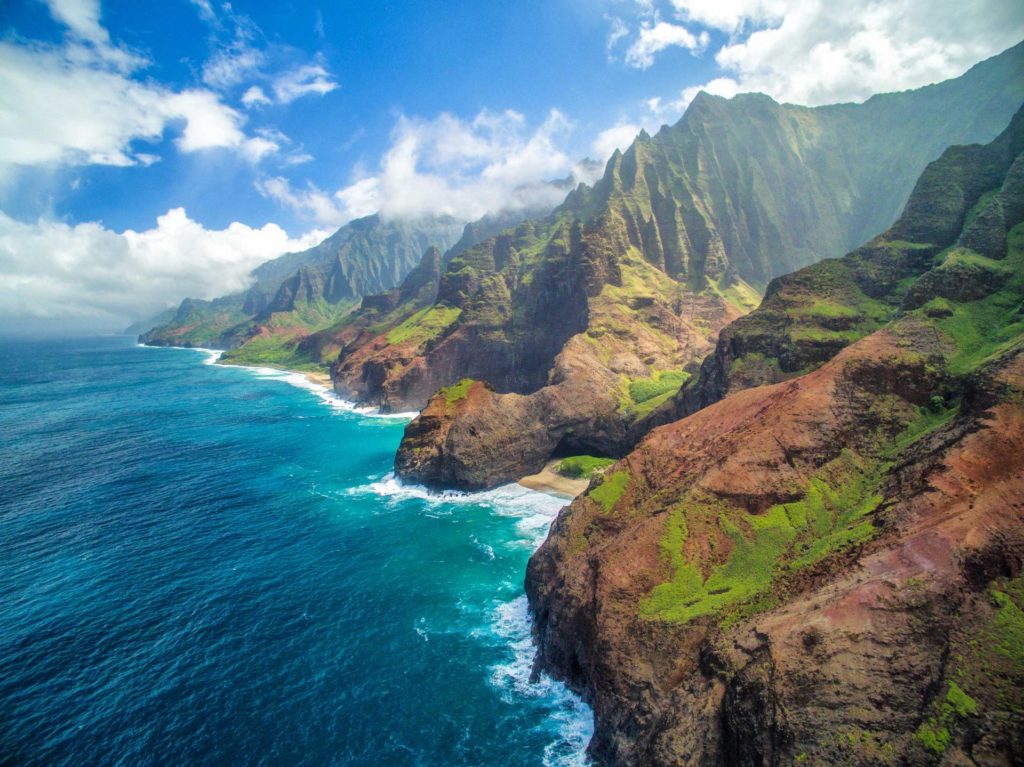 La isla hawaiana de Kauai propone "alojamientos burbuja" para sus visitantes: serán exceptuados de cuarentena si se hospedan en complejos turísticos aprobados 