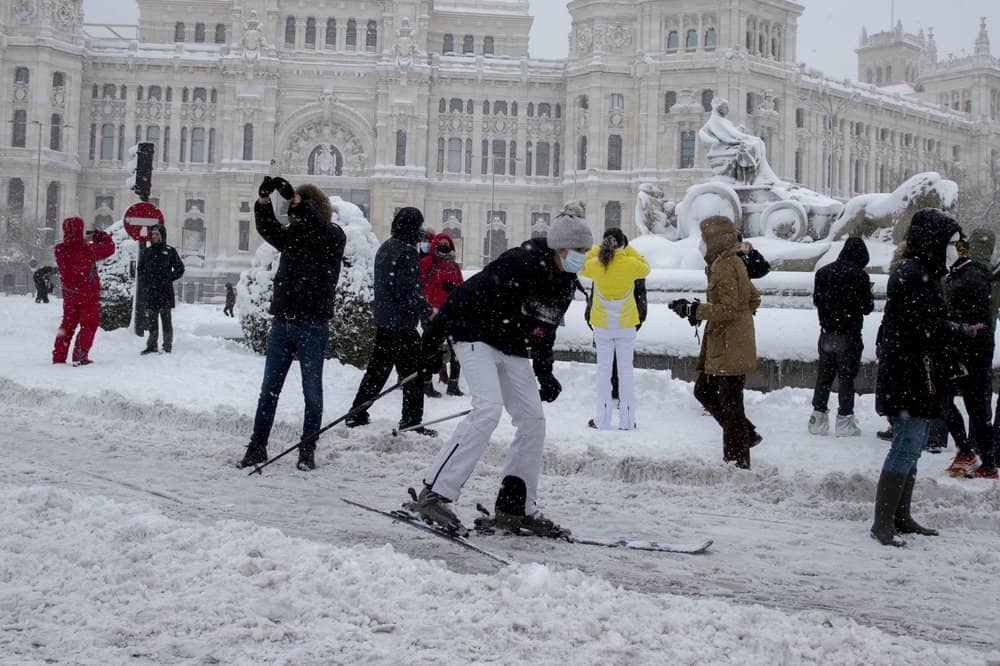 Una nevada histórica convirtió a Madrid en una pista improvisada de esquí