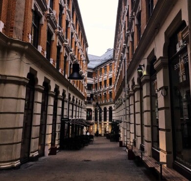 Noruega impone nuevas restricciones en un intento de frenar una tercera ola de contagios de COVID-19