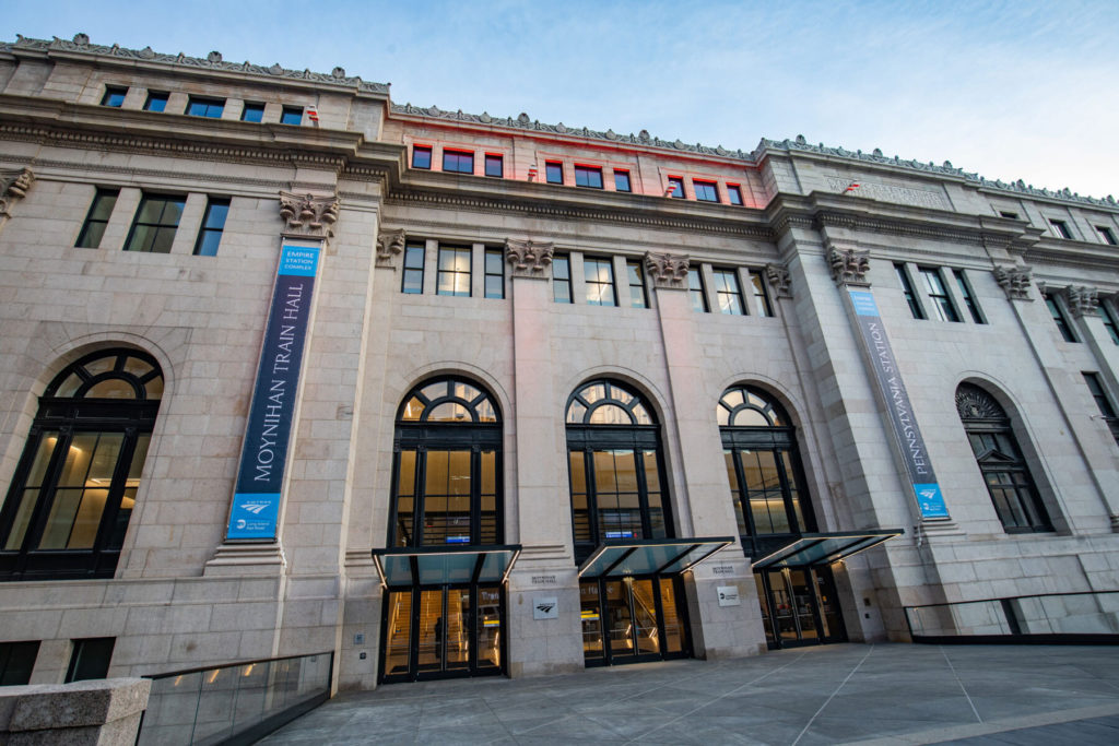 La estación de trenes Penn Station, Nueva York, fue remodelada y ahora recibe a los pasajeros con obras de arte