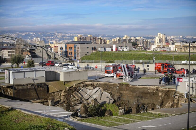 Italia: se abrió un gran sumidero en el estacionamiento de un hospital de Nápoles, Italia
