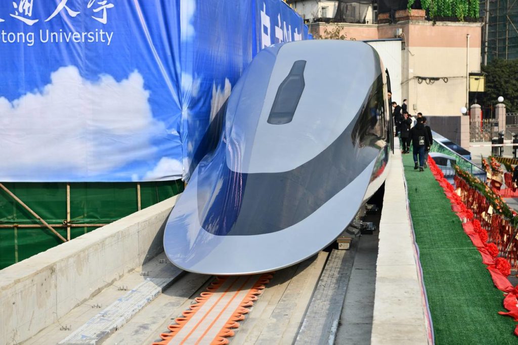 China presentó su nuevo tren que levita y puede viajar a una velocidad de hasta unos 620 kilómetros por hora