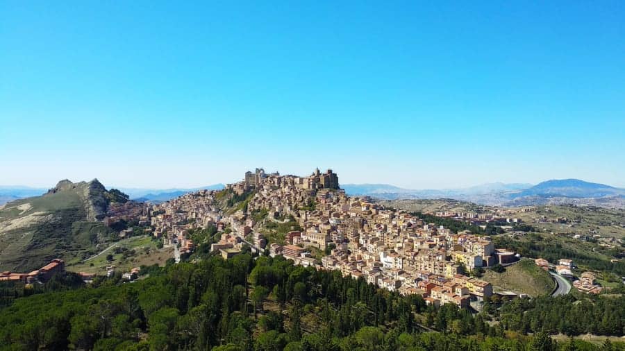 Troina es el pueblo italiano en el que puedes comprar una casa por 1 euro e incluso recibirás ayuda para restaurarla