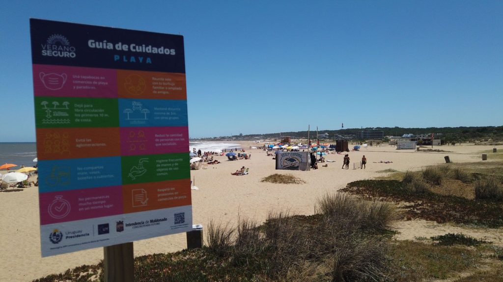 Uruguay utilizó por primera vez la nueva bandera de "aglomeración" en una de sus playas de Punta del Este