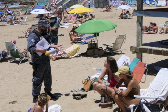 Uruguay utilizó por primera vez la nueva bandera de "aglomeración" en una de sus playas de Punta del Este