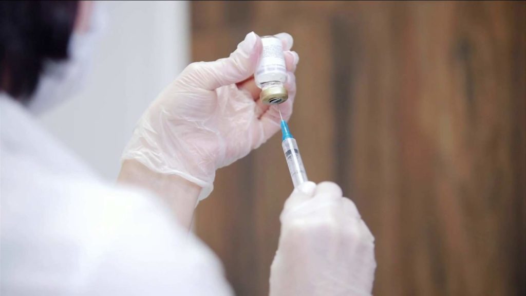 Florida toma nuevas medidas para prohibir el "turismo de vacunas"