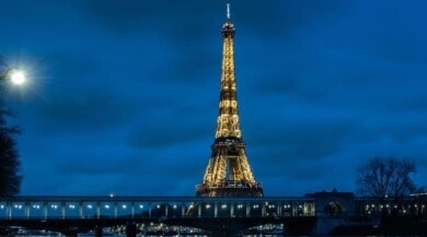 La-Torre-Eiffel-se-pinta-de-dorado-para-los-Juegos-Olimpicos-2024-