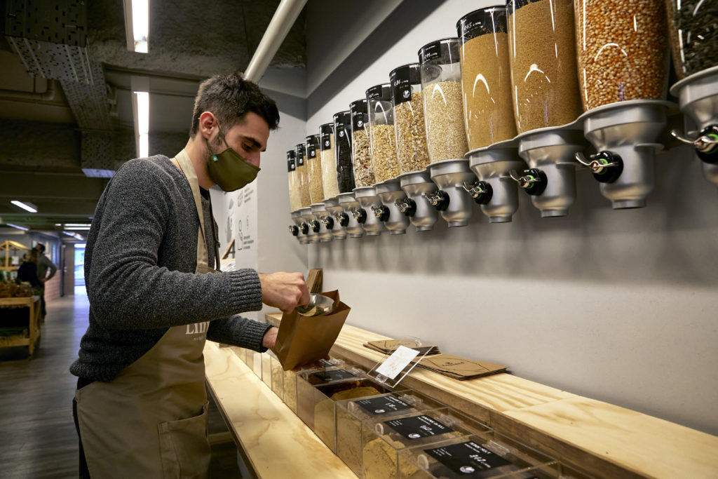 Llegó a España el primer supermercado libre de plásticos: ofrece solo productos con certificación ecológica y un original huerto vertical