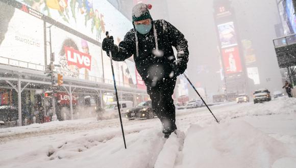 Nueva York decreta el estado de emergencia mientras espera la tormenta de nieve más intensa de los últimos cinco años: cierran las escuelas y frenan el plan de vacunación 