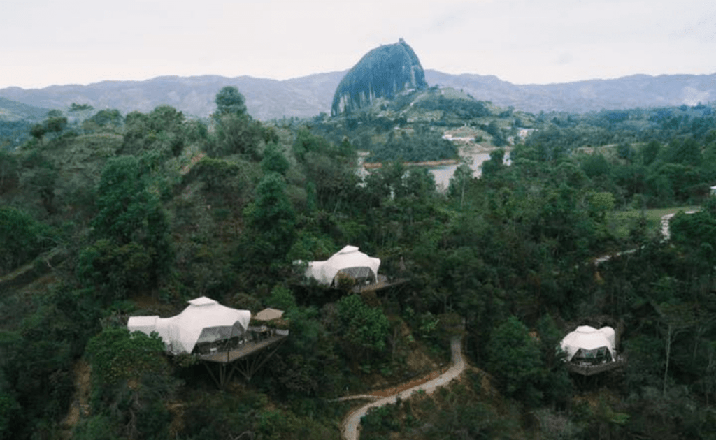 image viajeros para alojarse en los mejores eco-resorts de Latinoamérica Sortean estadia en insolitos mush rooms para descubrir el hábitat nativo de Guatape en Colombia