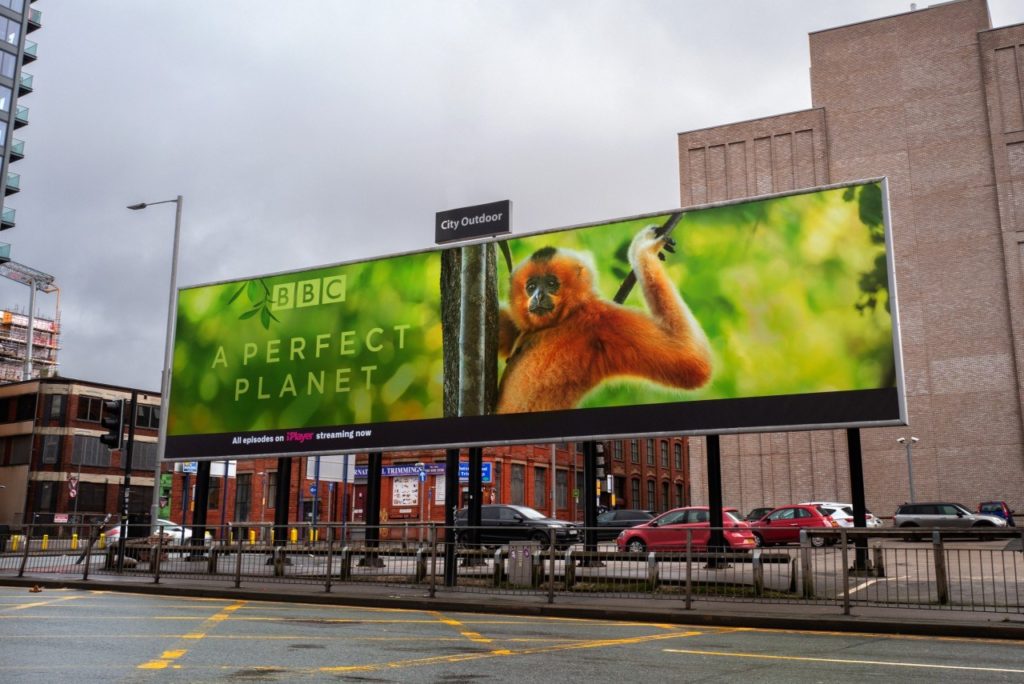 La BBC 'prende fuego' una valla publicitaria para promocionar su nueva serie de documentales A Perfect Planet