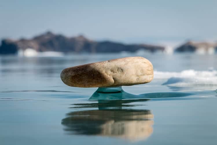 Baikal Zen: el insólito fenómeno que crea pilares de hielo bajo las piedras en el lago Baikal 