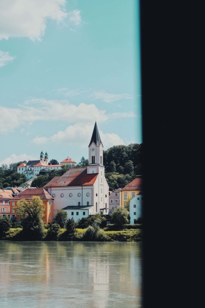 image crucero por el Río Danubio cedric schulze 0ADGSFMsxKU unsplash 1