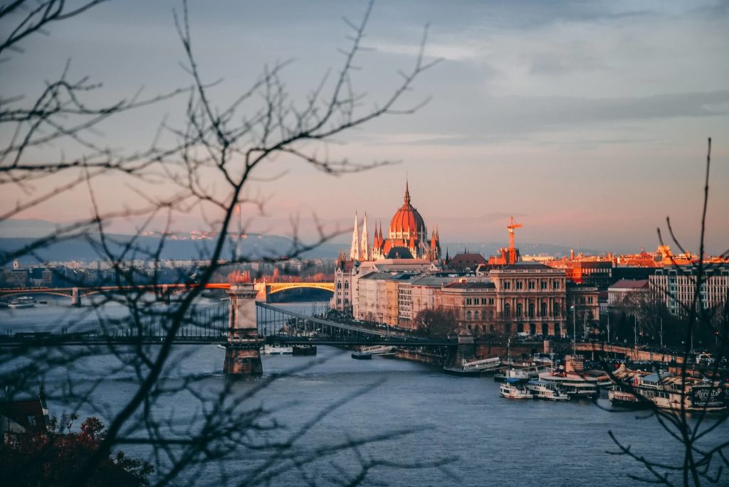 image crucero por el Río Danubio dan novac 8TibqBJzWIY unsplash 1