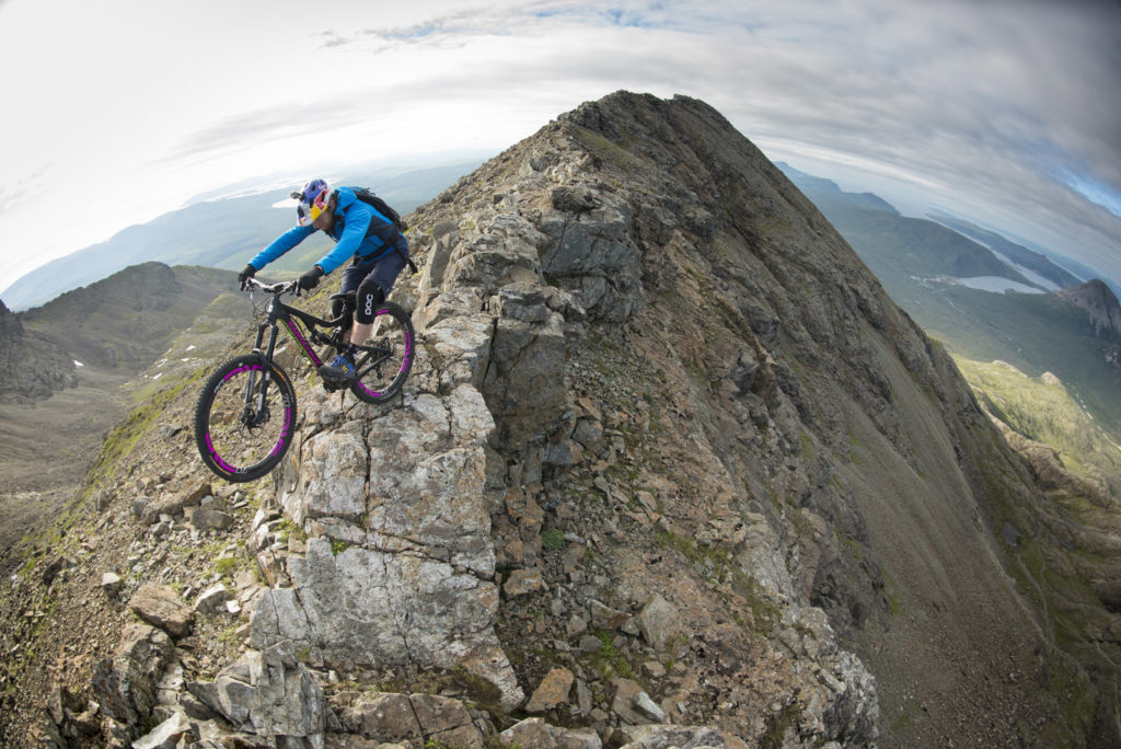 [VIDEO] Este aventurero ciclista pone a prueba los límites del ciclismo de montaña recorriendo las infames Dubh Slabs en la isla de Skye