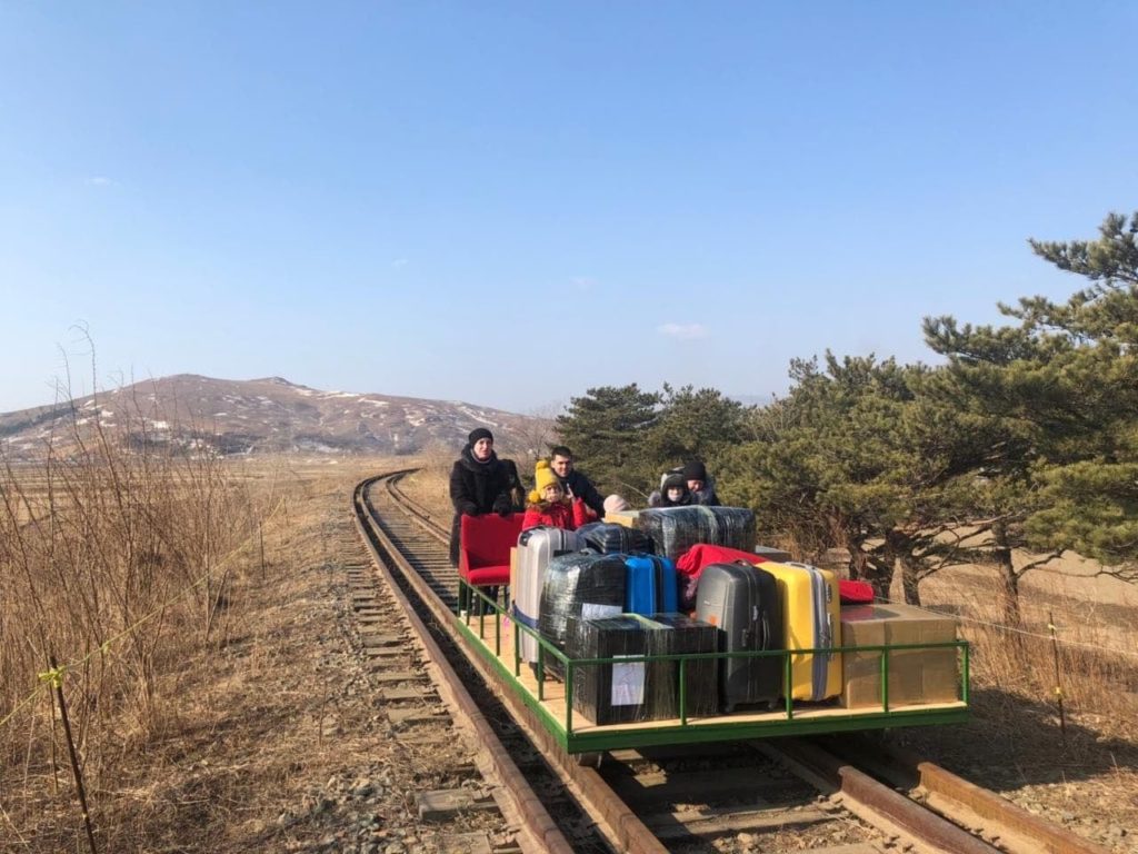 [VIDEO] Diplomáticos rusos utilizaron un carro de ferrocarril para salir de Corea del Norte debido a las restricciones por COVID-19