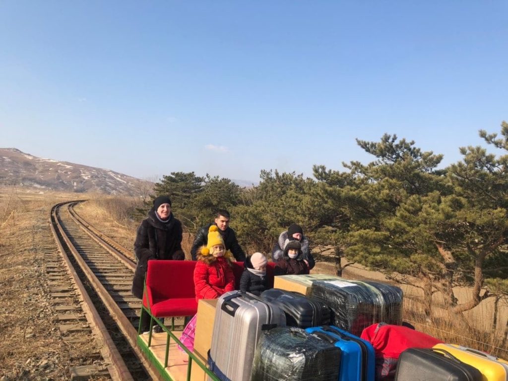 [VIDEO] Diplomáticos rusos utilizaron un carro de ferrocarril para salir de Corea del Norte debido a las restricciones por COVID-19