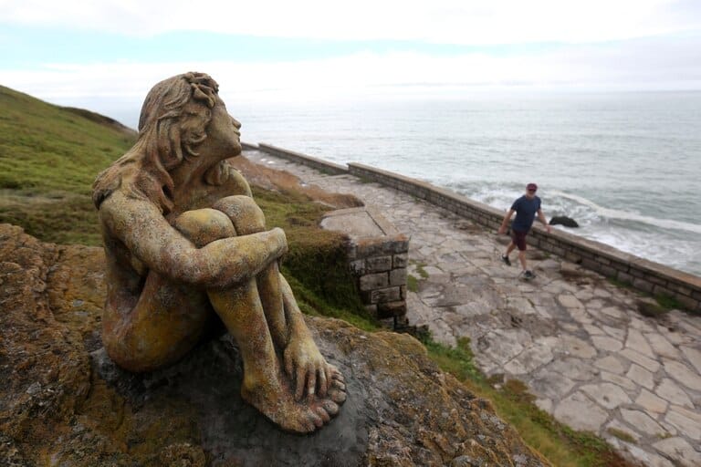 La misteriosa escultura de una mujer apareció frente a la playa en Mar del Plata y las autoridades buscan al artista para conocer su historia