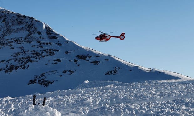 Dos personas quedaron atrapadas en un avalancha y fueron rescatadas gracias a sus perros