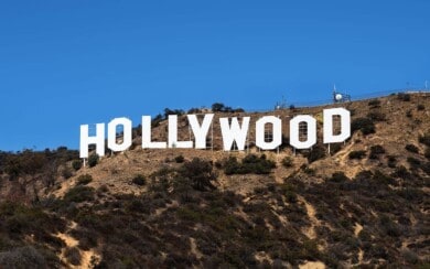 Seis personas intervinieron el cartel de Hollywood, lo cambiaron a 'Hollyboob" y terminaron detenidas