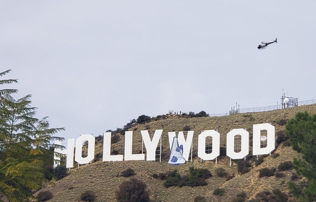 Seis personas intervinieron el cartel de Hollywood, lo cambiaron a 'Hollyboob" y terminaron detenidas