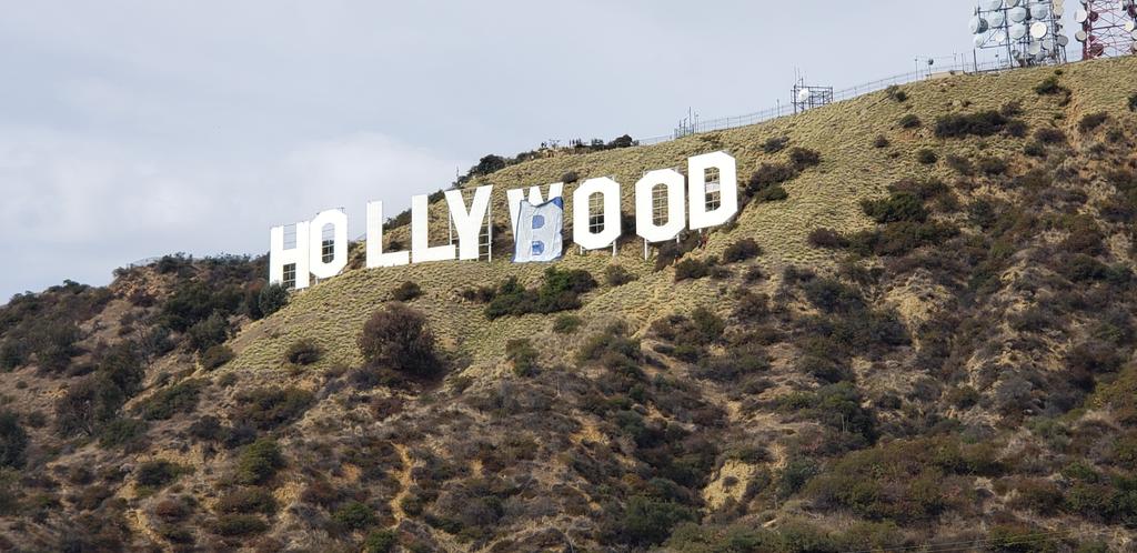 Seis personas intervinieron el cartel de Hollywood, lo cambiaron a 'Hollyboob" y terminaron detenidas