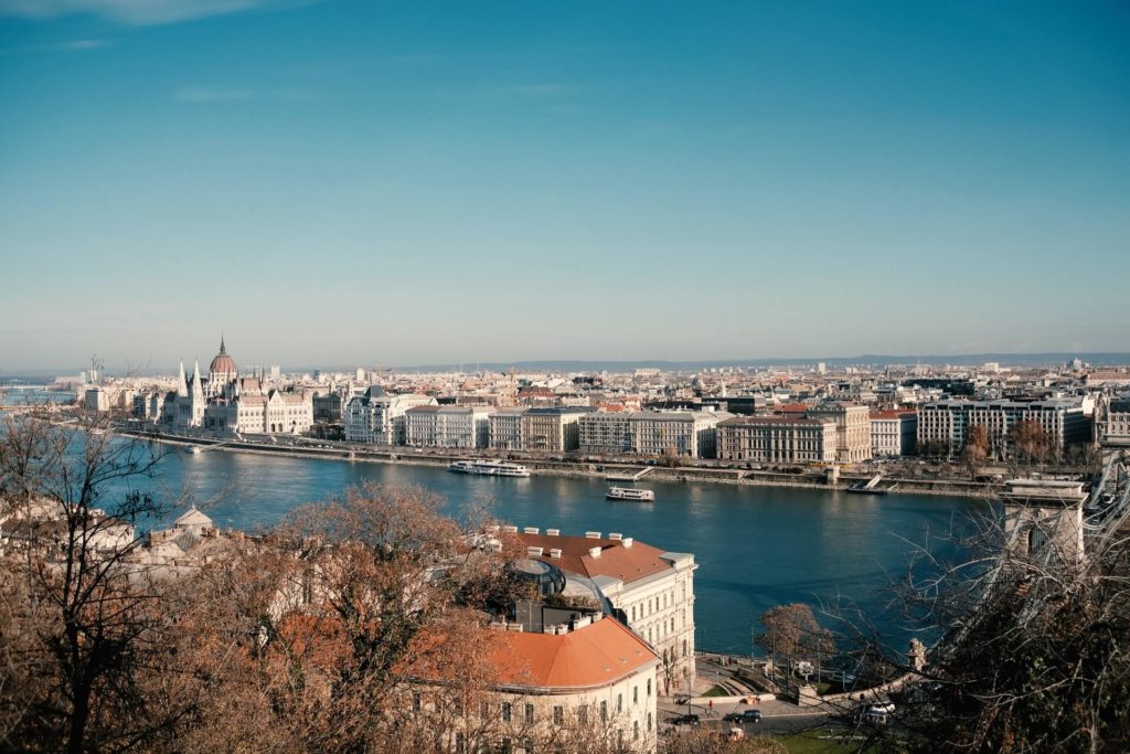 image crucero por el Río Danubio mark kassinos Rsfo9dGO9po unsplash 1