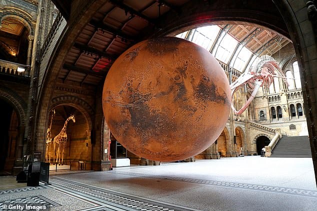 El Museo de Historia Natural de Londres cuenta con una réplica gigante de Marte como homenaje a la nueva misión de la NASA