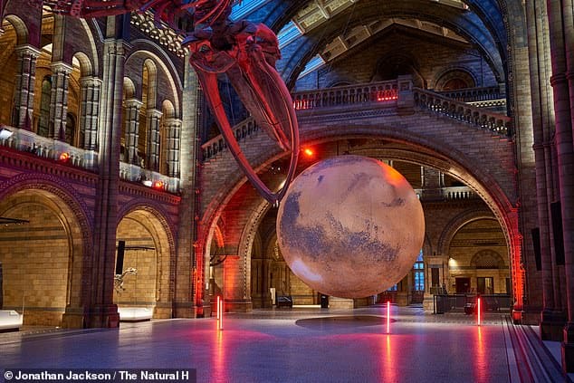 El Museo de Historia Natural de Londres cuenta con una réplica gigante de Marte como homenaje a la nueva misión de la NASA