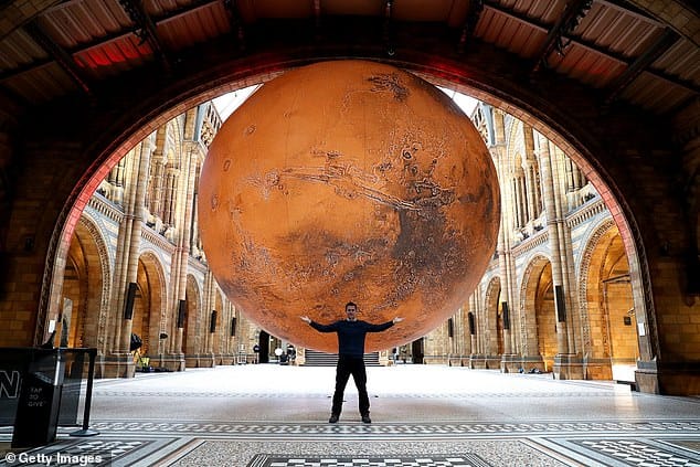 El Museo de Historia Natural de Londres cuenta con una réplica gigante de Marte como homenaje a la nueva misión de la NASA