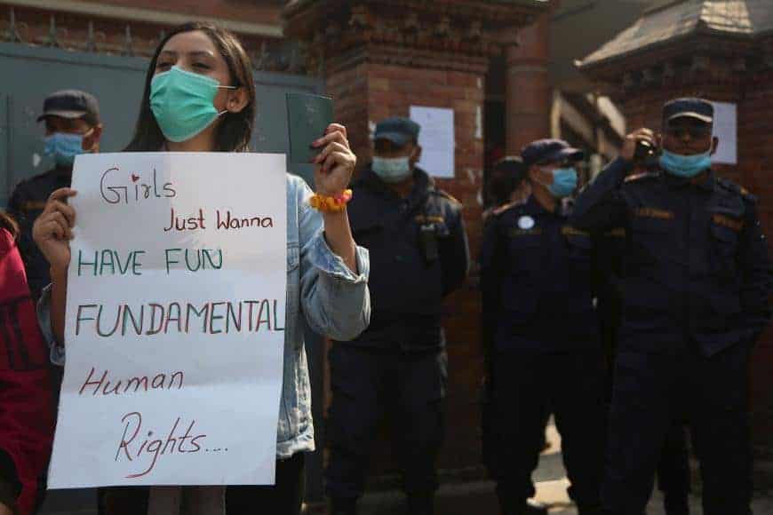 Polémica en Nepal ante una nueva ley que prohibiría a muchas mujeres viajar al extranjero sin el permiso de familias y funcionarios gubernamentales